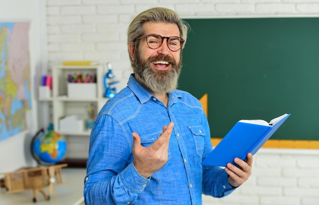 Foto faculdade de elite. novo ano letivo. vida de estudante universitário. conceito de festival de livro. leitura e escrita. livraria. de volta à escola. conhecimento e educação com livro de transporte do homem. ir para a biblioteca.