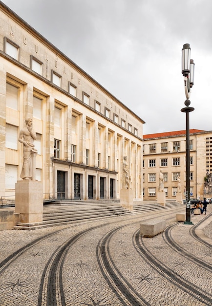 Foto faculdade de letras e humanidades da universidade de coimbra