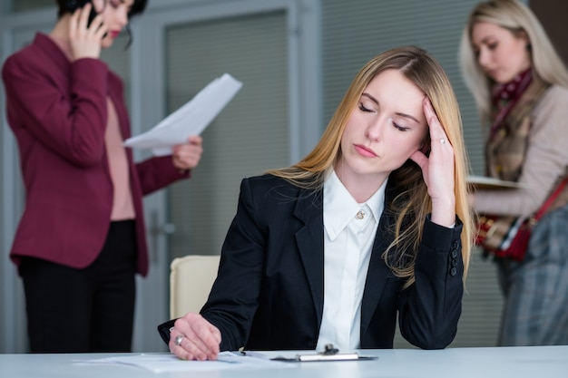 Fadiga mulher escritório cansativo estilo de vida empresarial