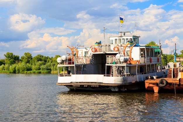 Fähre am Kai auf dem Fluss Dnjepr Ukraine