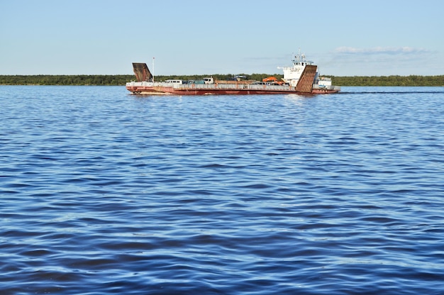 Fähre auf dem großen Fluss