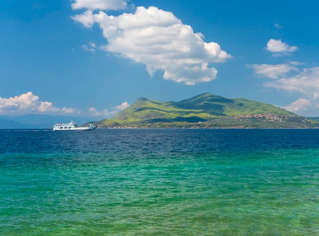 Fähre auf der Insel Euböa (Euböa), Griechenland an einem bewölkten Tag in der Ägäis