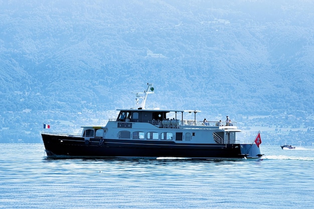 Fähre im Genfersee in Lausanne, Schweiz. Menschen im Hintergrund