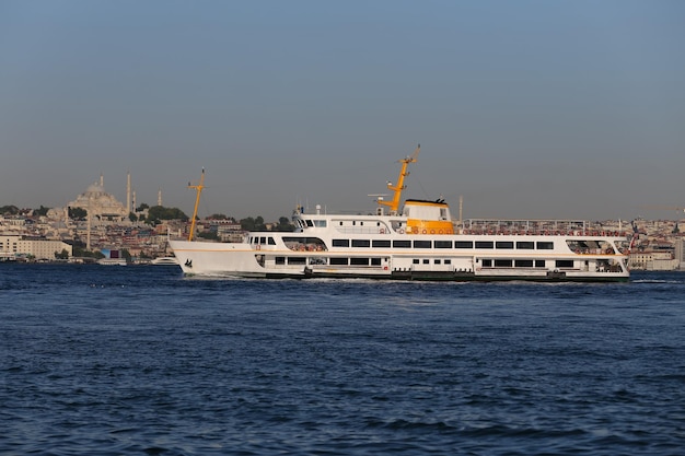 Fähre in der Bosporus-Meerenge-Istanbul-Türkei