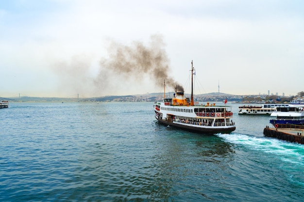 Fähre in Istanbul in den Gewässern des Bosporus bei Sonnenuntergang