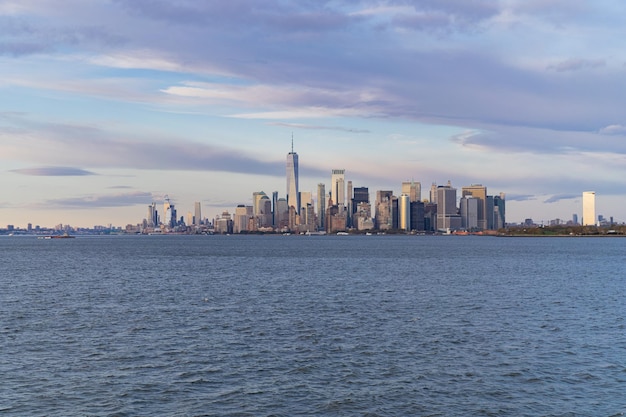 Fähre nach Manhattan. Blick auf Manhattan vom Wasser aus bei Sonnenuntergang, New York, USA