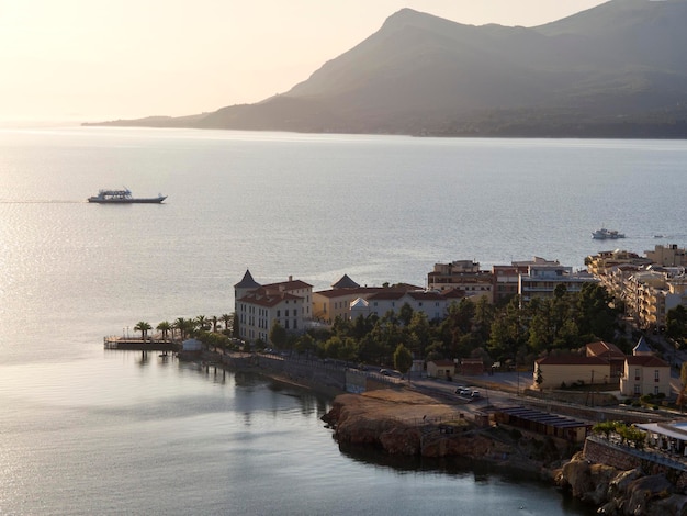 Fähre und Sonnenuntergang im griechischen Kurort Loutra Edipsou auf der Insel Euböa Euböa in Griechenland