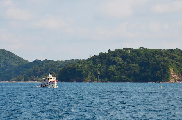 Fährschiffsschiff tragen ausländische Reisende der thailändischen Leute und Autoträger, die Seeozean Golf von Thailand von Pier Ao Thammachat zu Koh Chang-Insel für Reisebesuch am 28. Mai 2011 in Trat Thailand überqueren