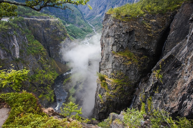 Fällt in den Bergen Norwegens bei Regenwetter.