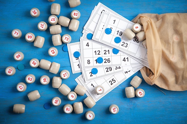 Fässer mit Zahlen und Karten für Lotto-Tischspiele