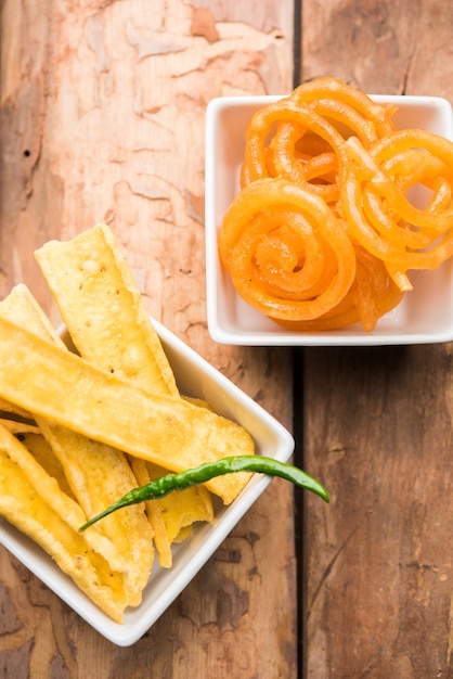 Foto fafda crocante com jalebi doce é um petisco indiano mais popular em gujarat, foco seletivo