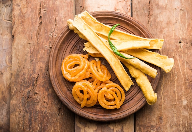 Fafda crujiente con dulce jalebi es un bocadillo indio más popular en Gujarat, enfoque selectivo