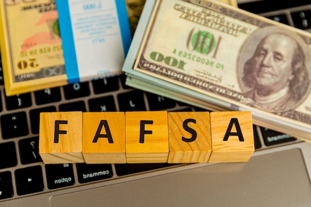 Fafsa. formulário de pedido de auxílio ao aluno no tablet.