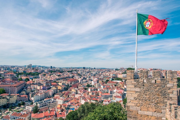 Fahne, die an der Wand gegen den Himmel in der Stadt weht
