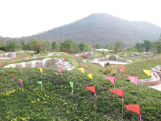 Foto fahnen auf einem friedhof in der provinz saraburi