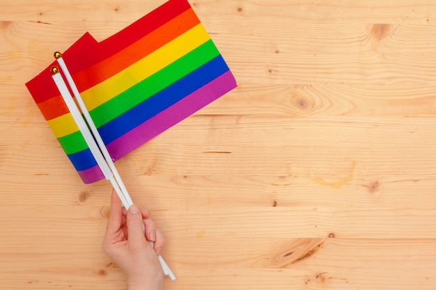 Fahnen der LGBT-Community in einer Hand