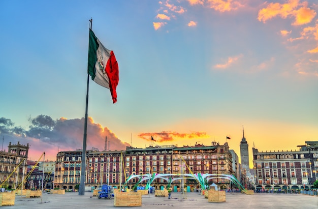 Fahnenmast auf Verfassung oder Zocalo-Platz in Mexiko-Stadt