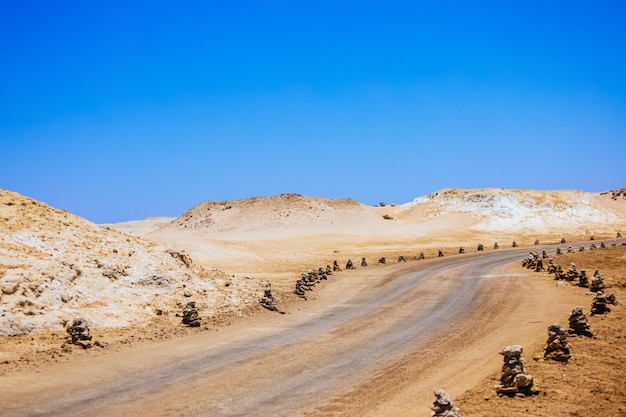 Foto fahrbahn im ras mohamed nationalpark ras muhammad in ägypten am südlichen ende der sinai-halbinsel die straße in der wüste