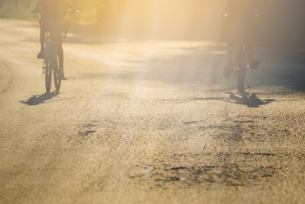 Fahre am Abend mit dem Fahrrad.