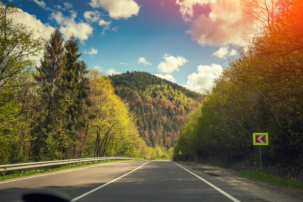 Fahren entlang einer kurvenreichen Bergstraße bei Sonnenaufgang im Herbst Karpaten Ukraine