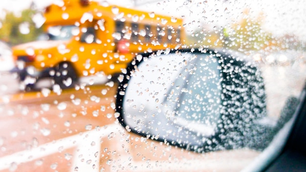 Fahren in typischen nordamerikanischen Vororten während des ersten Schneesturms der Saison.