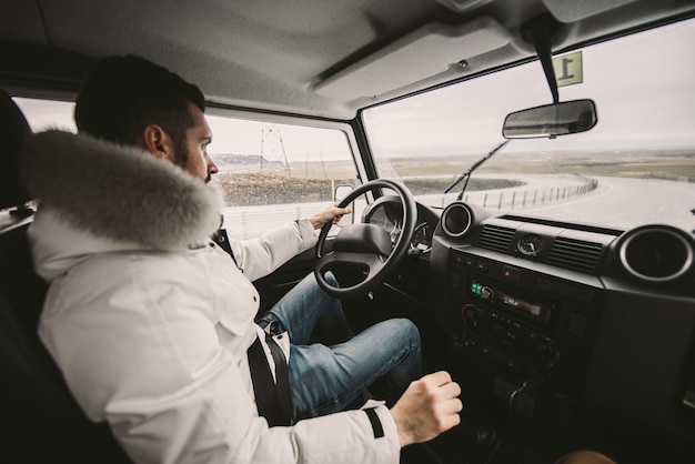 Fahren Sie auf den isländischen Straßen, Tour in Island