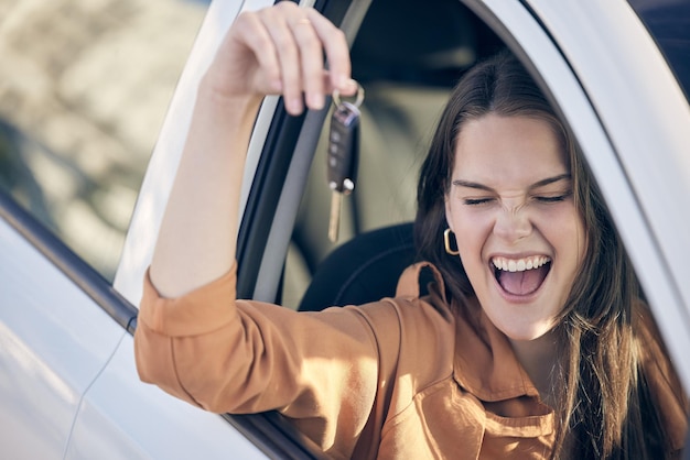 Fahren Sie langsam und genießen Sie die Landschaft Aufnahme einer Frau, die draußen die Schlüssel für ihr neues Auto hält