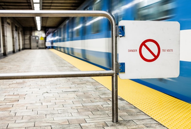 Fahrende U-Bahn und Bewegungsunschärfe mit Sicherheitsverbotsschild