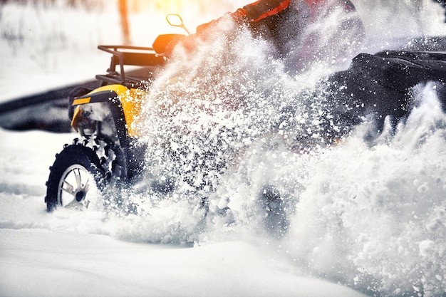 Fahrer beim Quadrennen im Winter im Wald