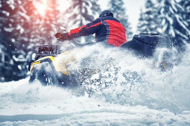 Fahrer beim Quadrennen im Winter im Wald