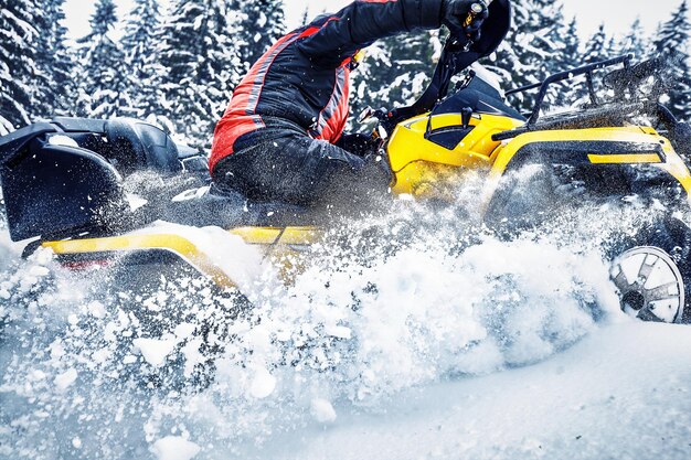 Fahrer beim Quadrennen im Winter im Wald