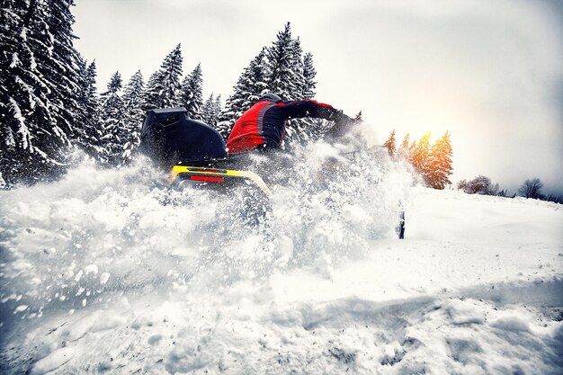 Fahrer beim Quadrennen im Winter im Wald