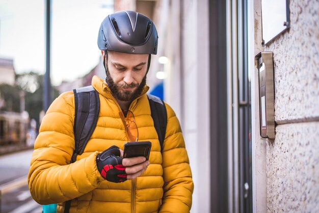 Fahrer eines Lebensmittel-Lieferservices, der Lebensmittel mit dem Fahrrad an Kliniken liefert