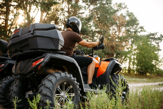 Fahrer im Helm auf Quad, Vorderansicht, Nahaufnahme