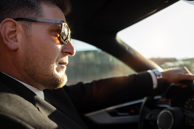 Foto fahrer in elegantem kostüm