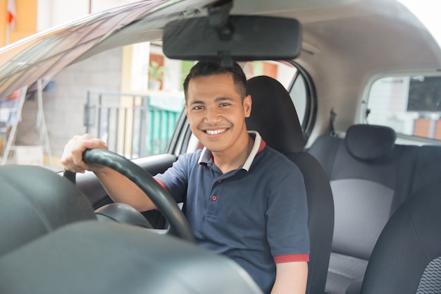 Fahrer in seinem Auto