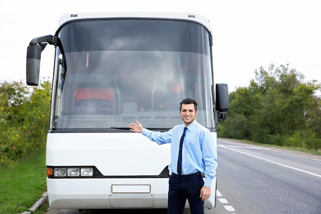 Foto fahrer steht vor bus