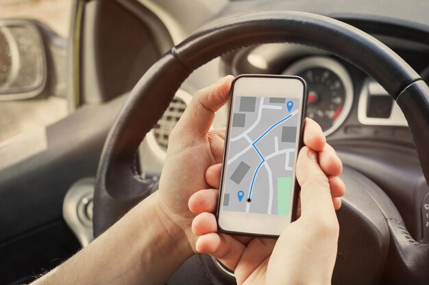 Foto fahrer verwendet die richtungsnavigation auf der gps-karte auf dem bildschirm des mobilen smartphones im auto