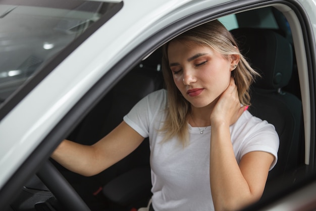 Fahrerin mit Nackenschmerzen nach langer Fahrt