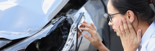 Fahrerin schaut auf zerstörtes Auto. Folgen des Autounfallkonzepts