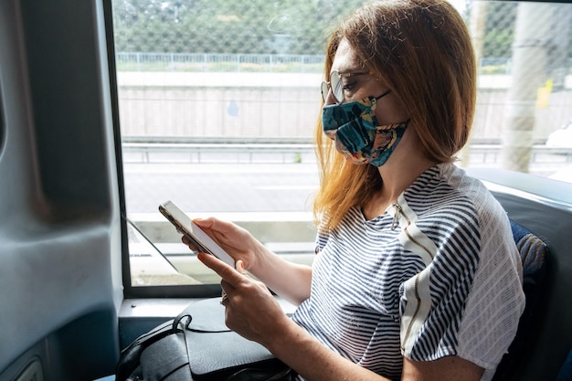 Foto fahrgast, der im bus telefoniert