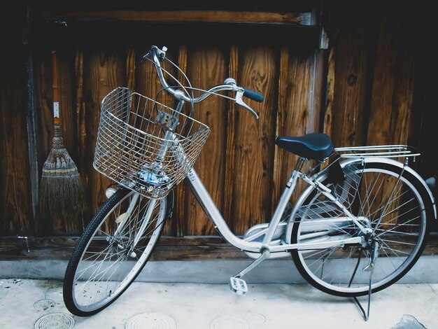 Fahrrad alte Holzwand Japan