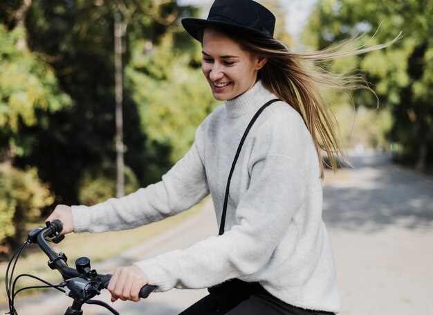 Foto fahrrad alternativer transport und frau, die nach unten schaut