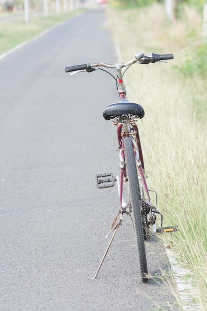 Foto fahrrad am straßenrand geparkt