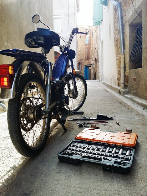 Fahrrad an der Wand geparkt