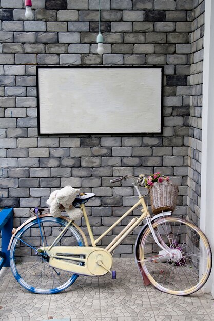 Fahrrad an der Wand und Whiteboard