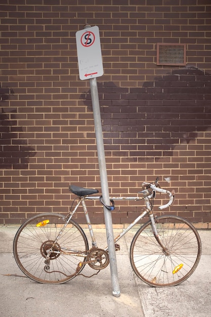 Foto fahrrad auf dem bürgersteig geparkt