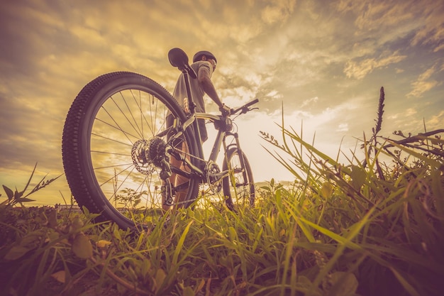 Fahrrad auf dem Feld gegen den Himmel geparkt