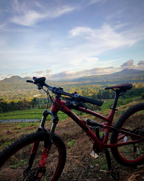 Foto fahrrad auf dem feld gegen den himmel