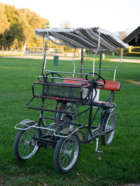 Foto fahrrad auf dem feld geparkt